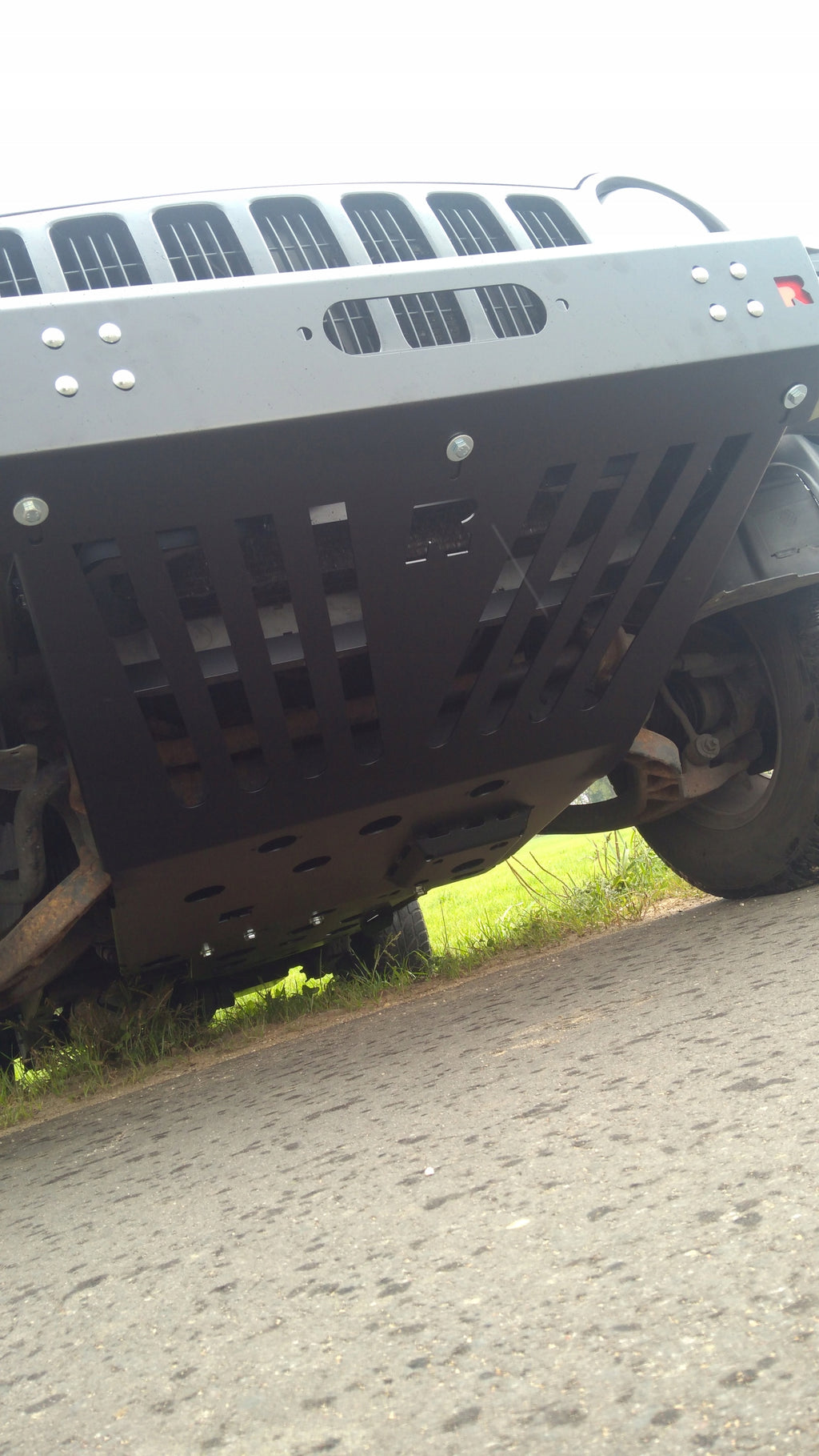 Protezione sottoscocca motore, radiatore e assale anteriore Jeep Cherokee KJ con paraurti verricello
