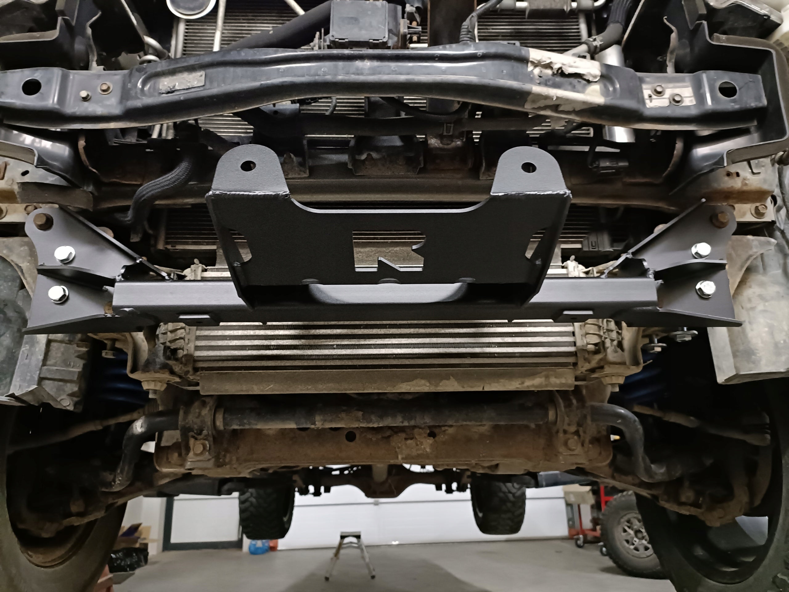 Mounting plate for winch Nissan Navara D23