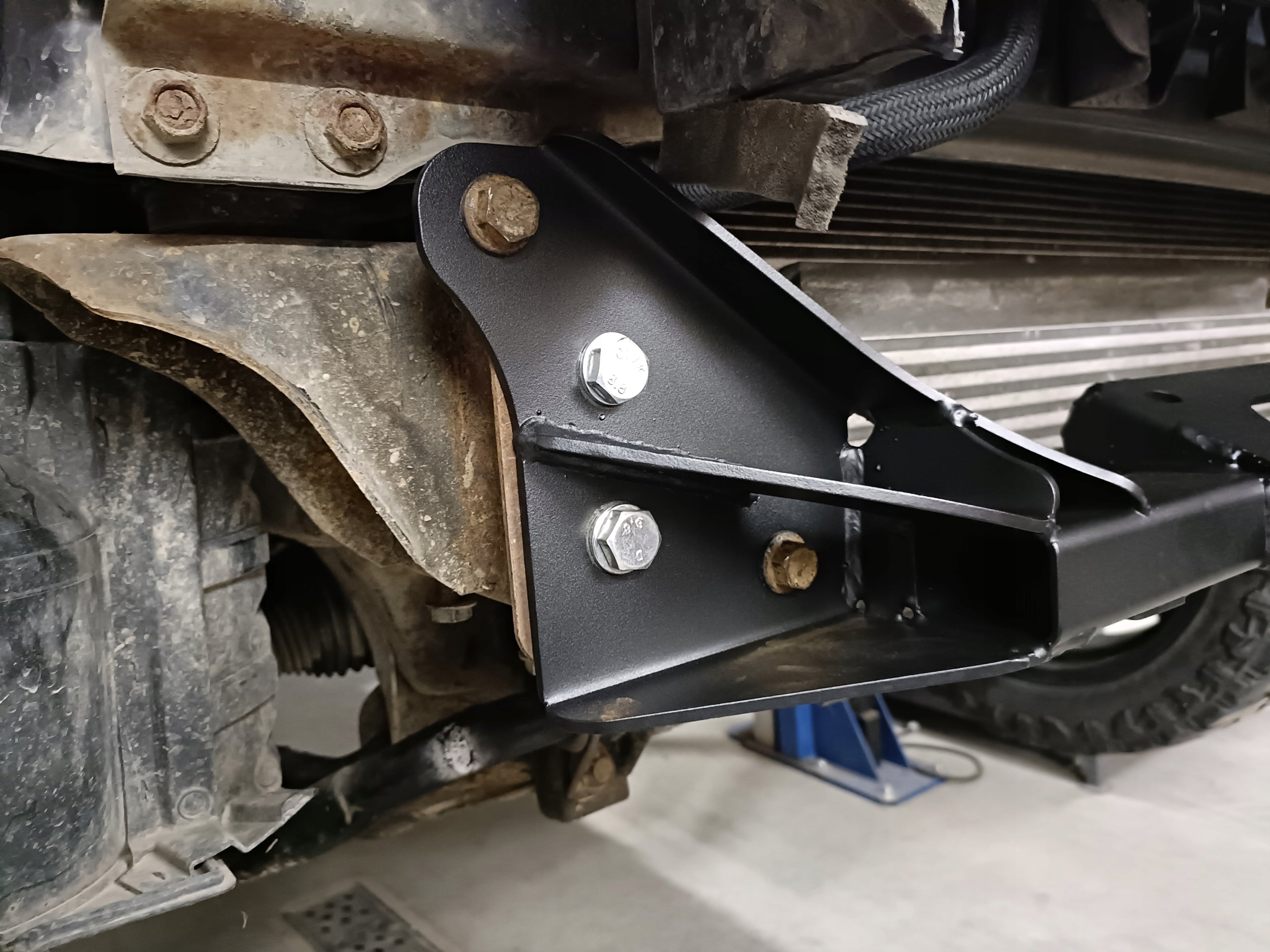 Mounting plate for winch Nissan Navara D23